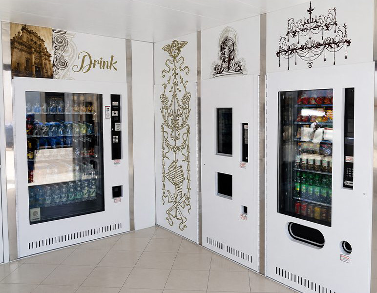 Interno di un punto Snack & Drink H24 di DAM Vending con distributori di bevande e snack