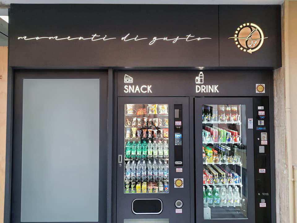 Punto Snack & Drink Momenti di Gusto con pannelli personalizzati e insegna luminosa