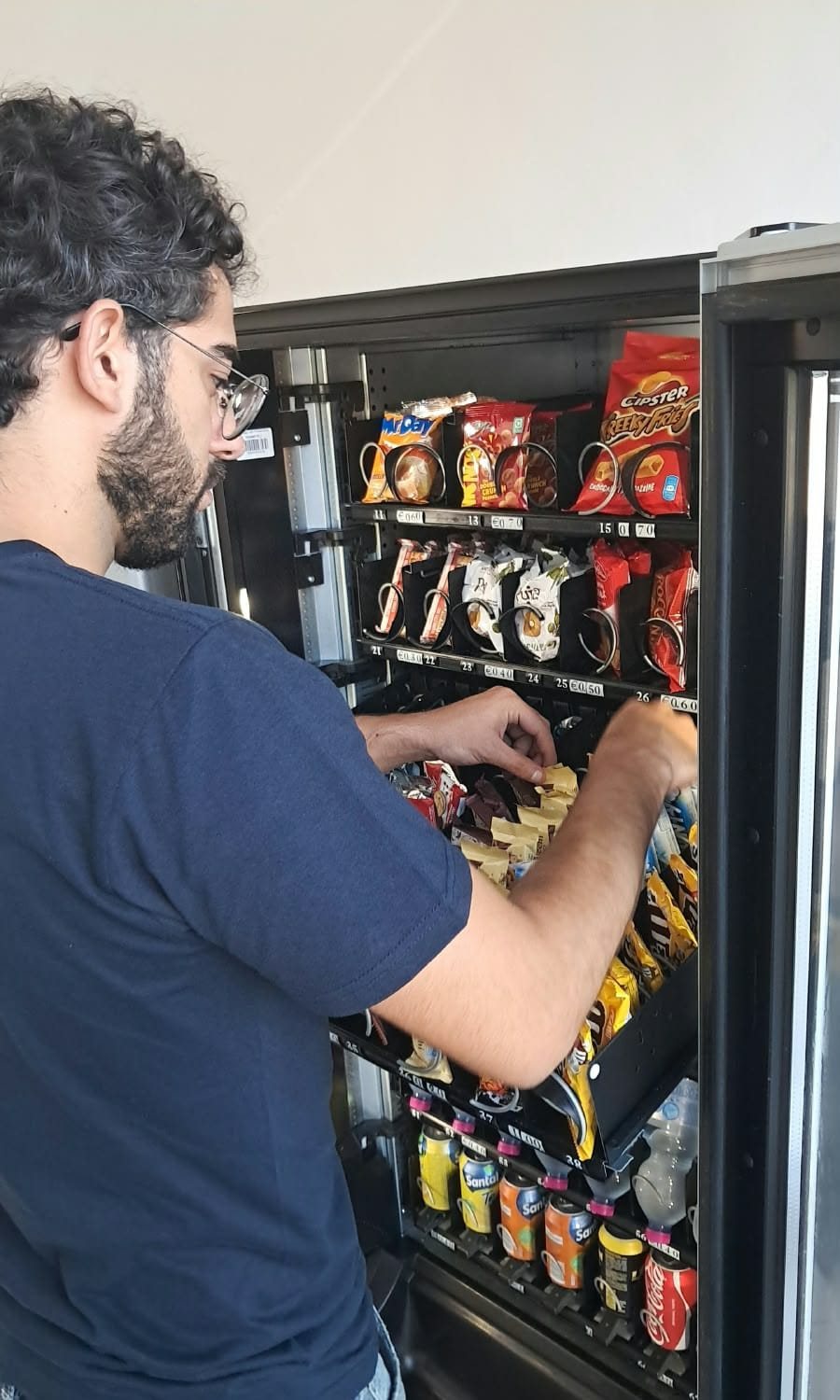 Operatore DAM Vending pronto a portare il servizio di ristoro nella tua azienda